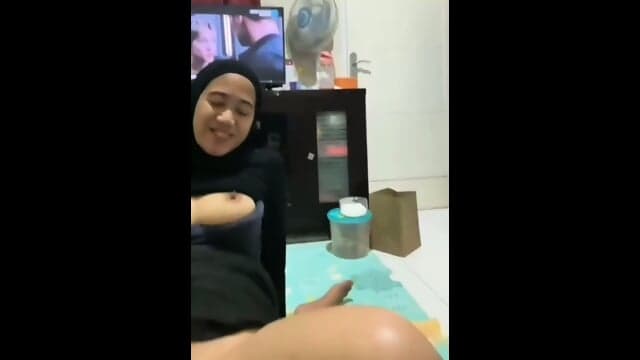 HIJAB HITAM NGEWE DIRUANG TAMU