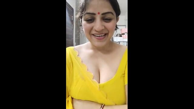 Instagram influencer Vandana Pathak live showing pink bra strap