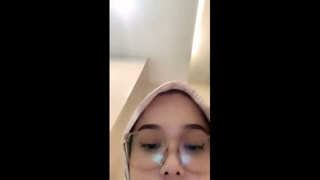 Pas Di Kantor Gak Kuat Nahan Sanget, Ke Kamar Mandi Buat Colmek
